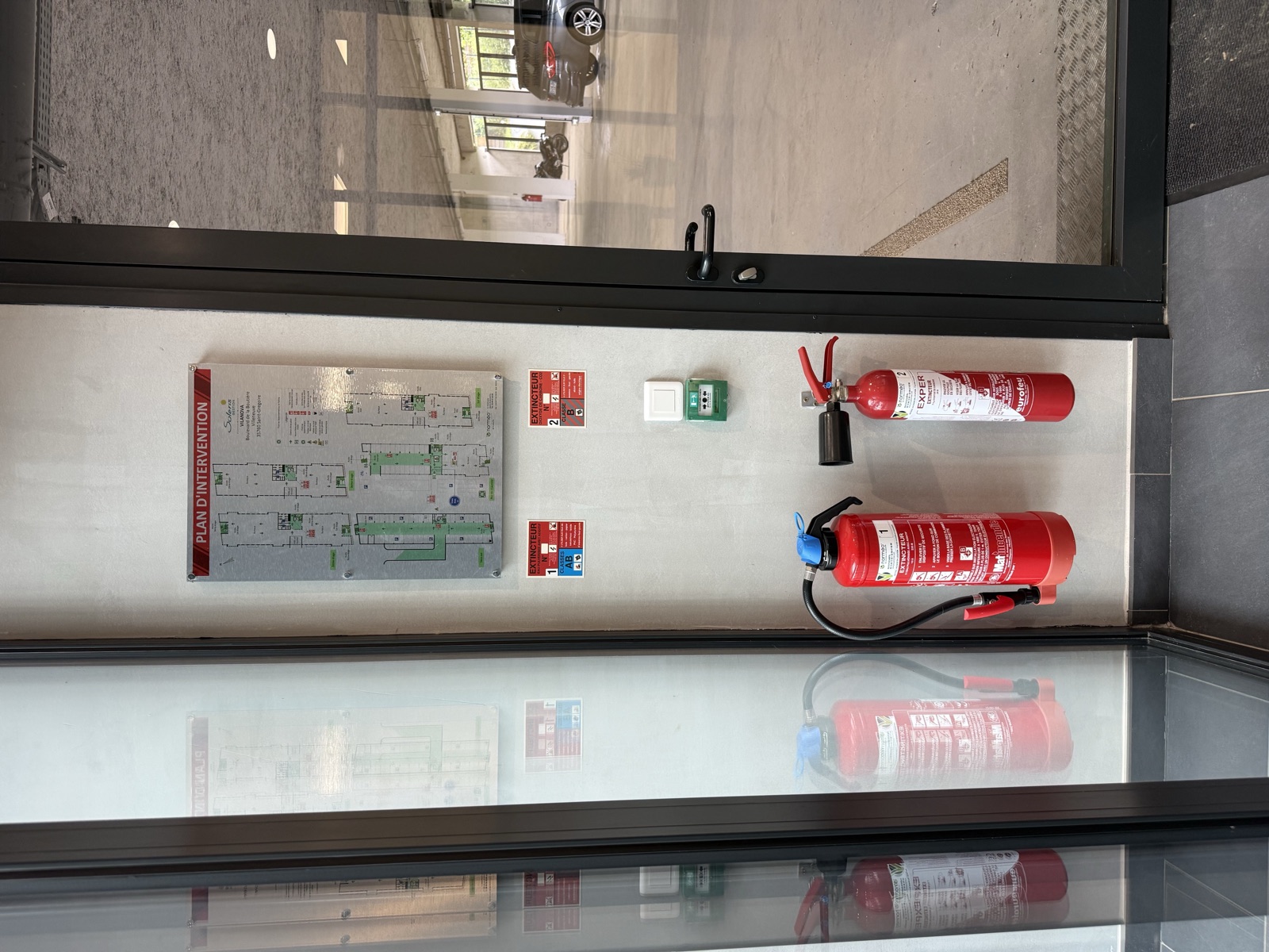 Extincteurs installés à l'entrée d'un bâtiment