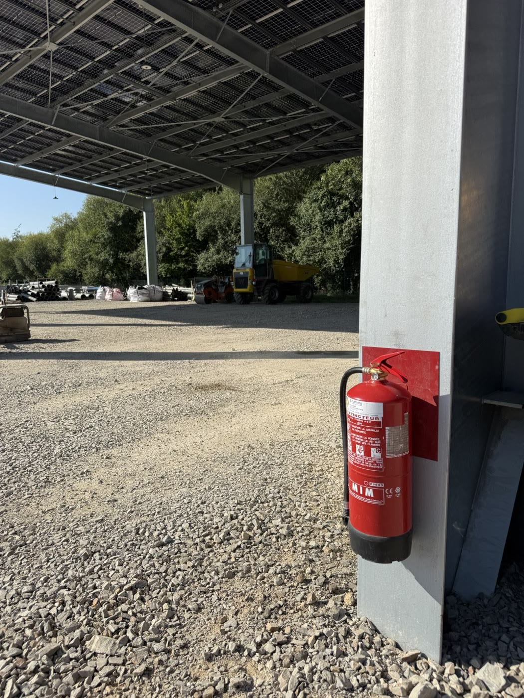 Extincteur installé par NORMINCENDIE sur un site professionnel extérieur